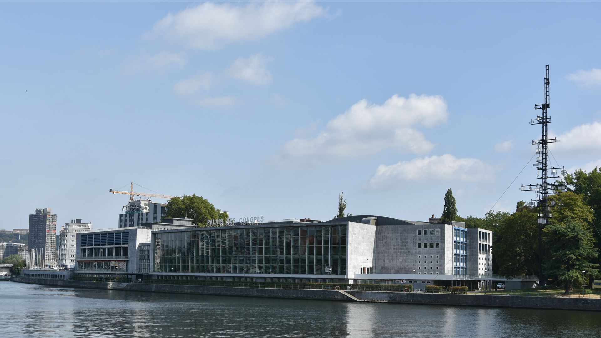 Le Palais des Congrès de Liège, façade vitrée au bord de la Meuse